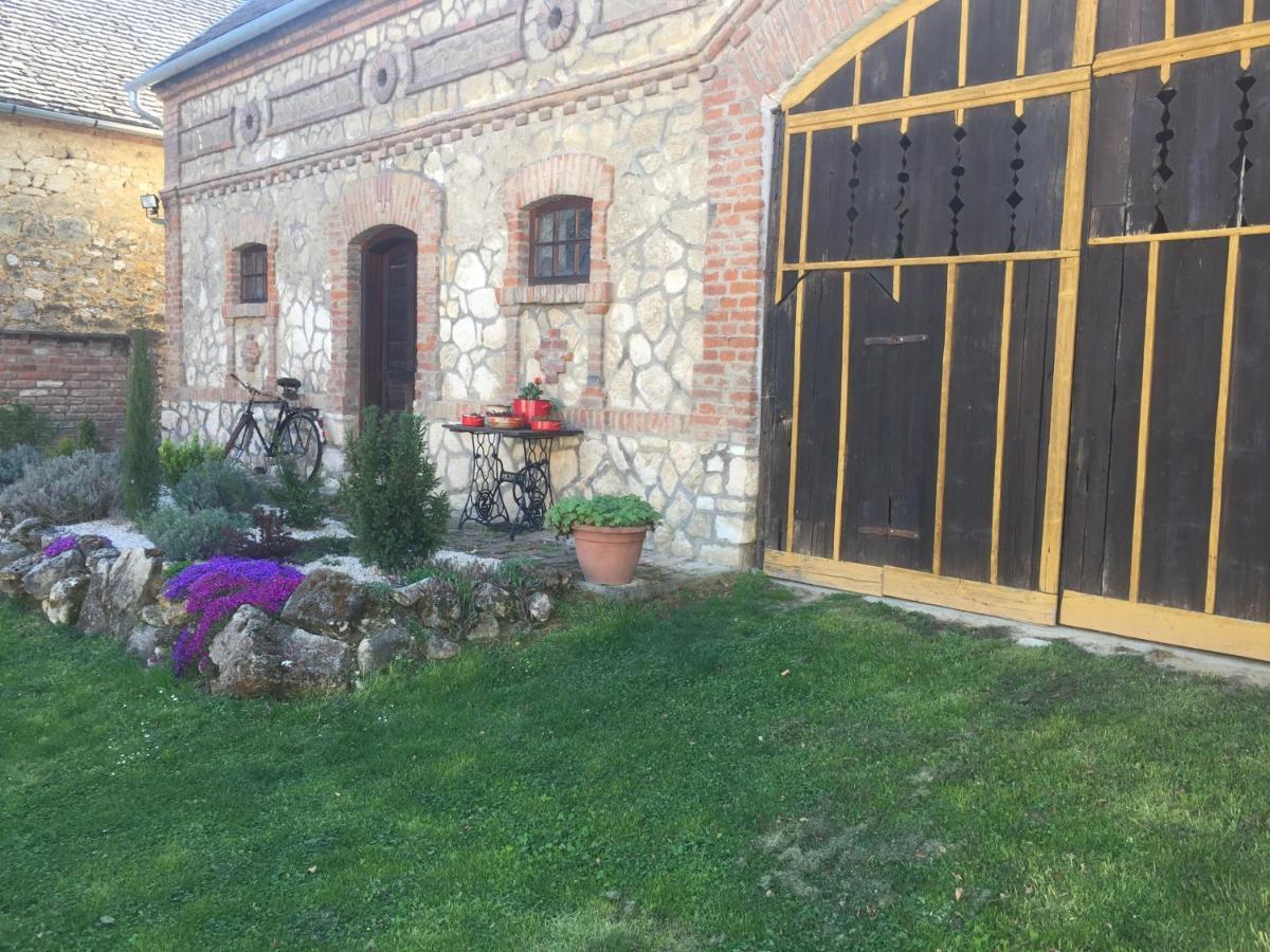 Orfű Levendula Porta Es Pajtaszinhaz酒店 外观 照片